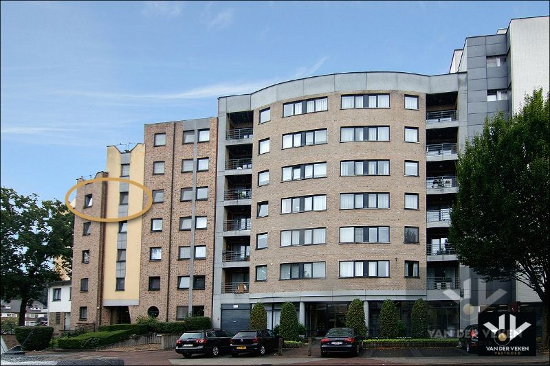 Instapklaar 2 slpk-appartement aan de standsrand van Genk foto {{pictureIndex}}