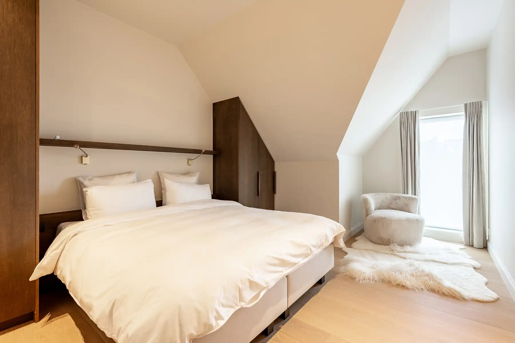 Centrale nieuwbouwwoning met lift en privéparking foto 25