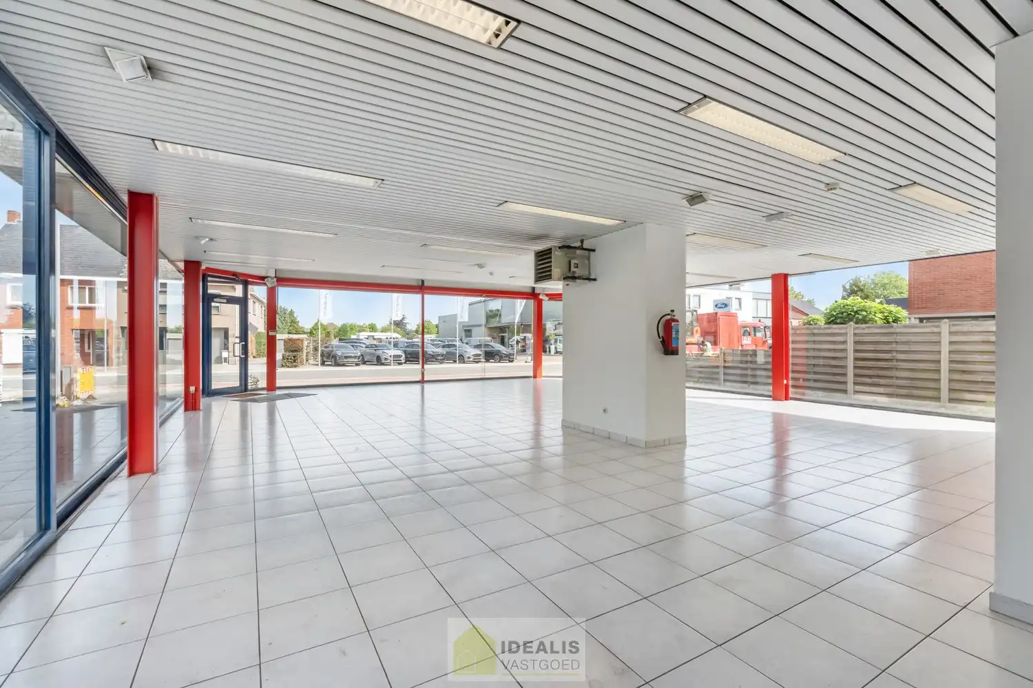 IDEALIS VASTGOED – Handelsruimte/showroom met 2 appartementen gelegen op een perceel van 6a 47ca op een commerciële zichtlocatie op het ‘Lindel’. foto 3