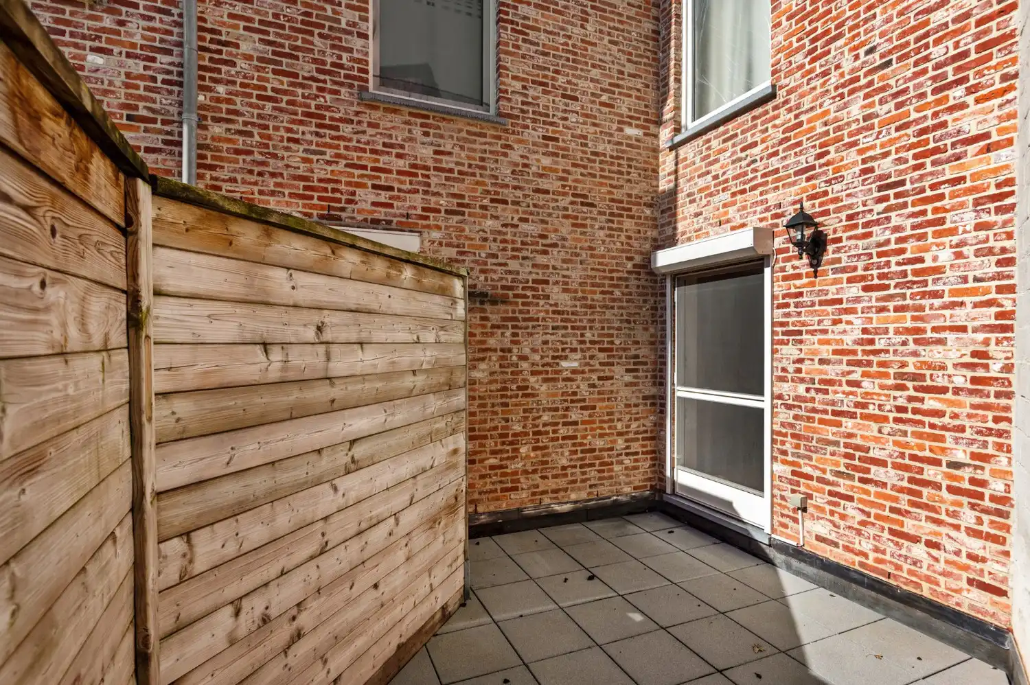 INSTAPKLAAR GELIJKVLOERS APP. MET 2 SLK EN TERRAS! foto 16