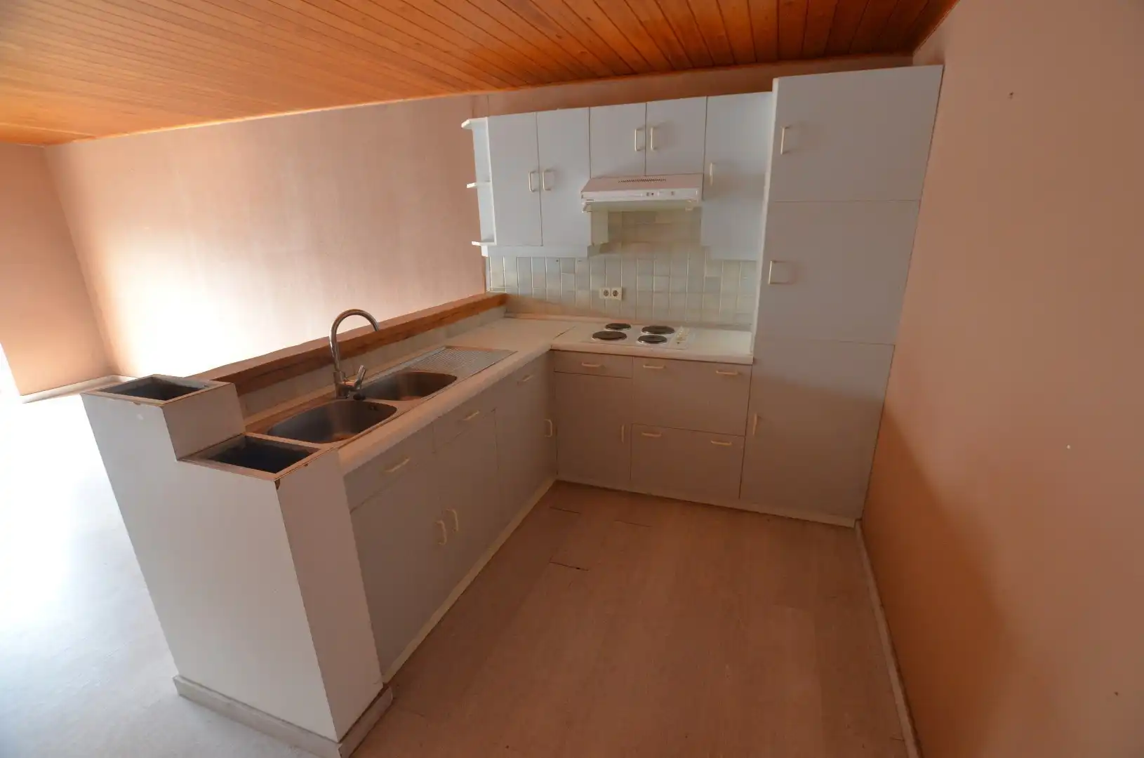 Ruim woonhuis met pakhuis/loods foto 10