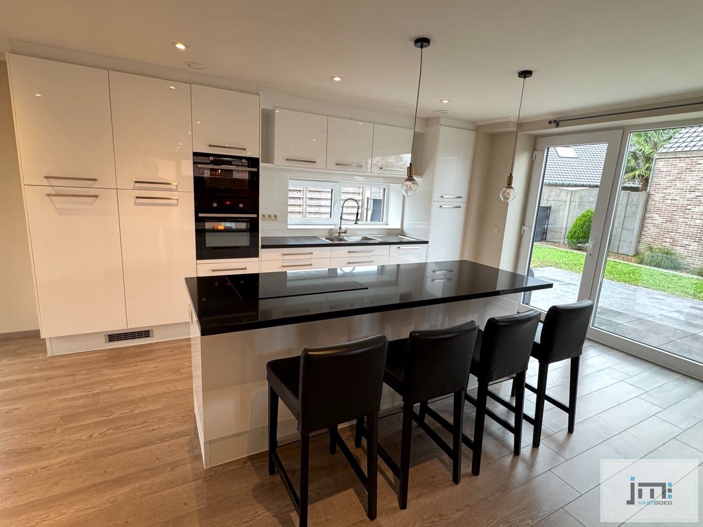 Ruime moderne woning met grote kelder foto 5