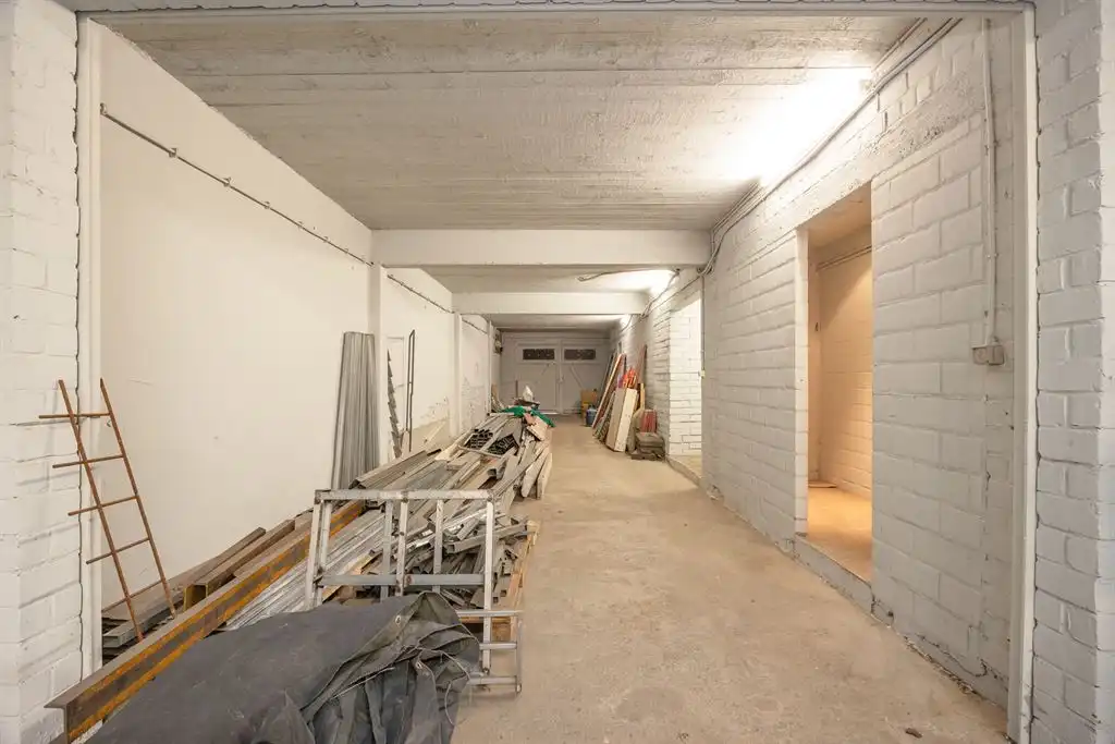 Ruim magazijn met buitenruimte foto 8