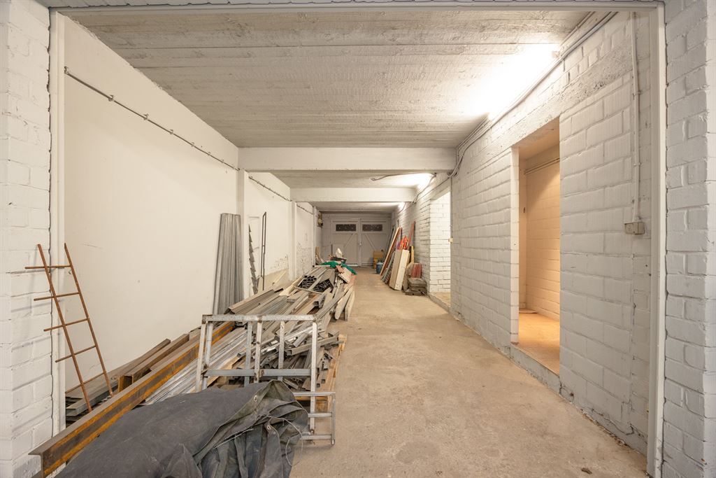 Ruim magazijn met buitenruimte foto 8