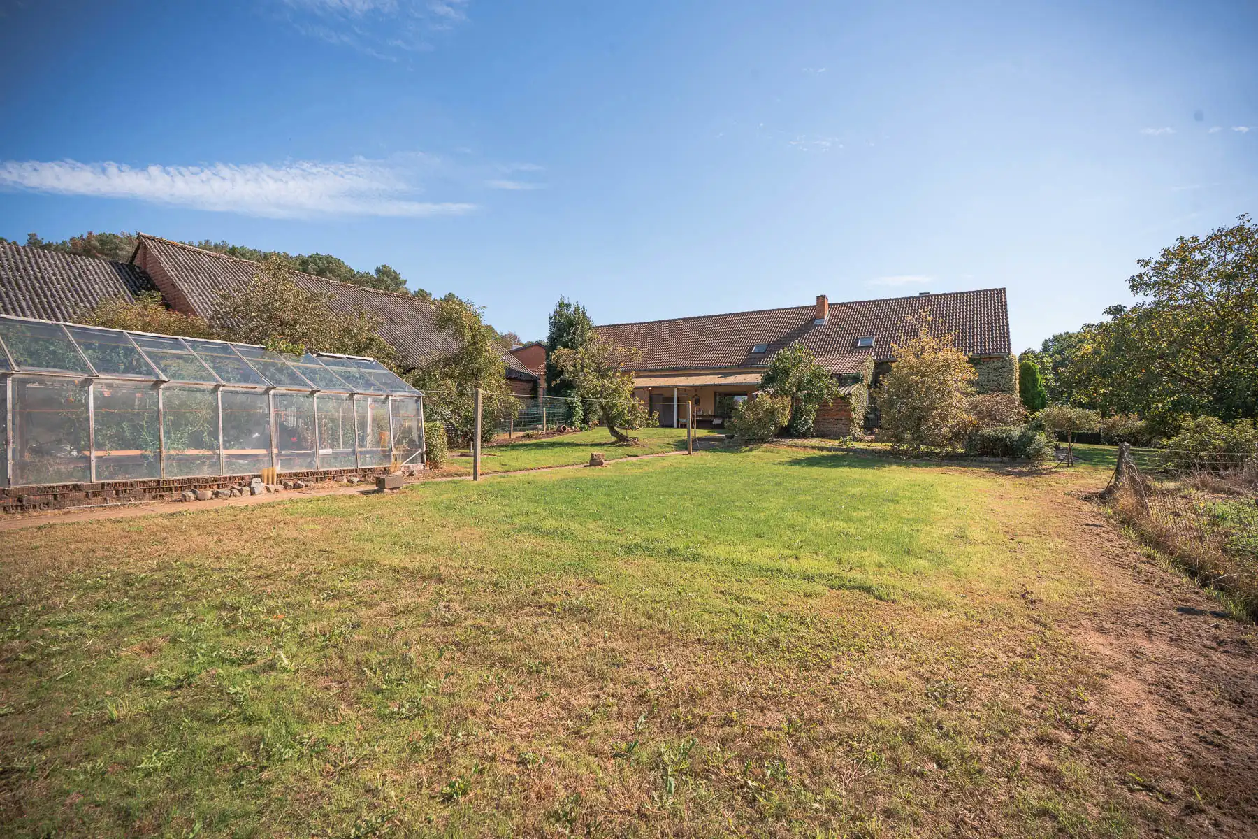 Idyllische hoeve op 1hA grond vol potentieel foto 45