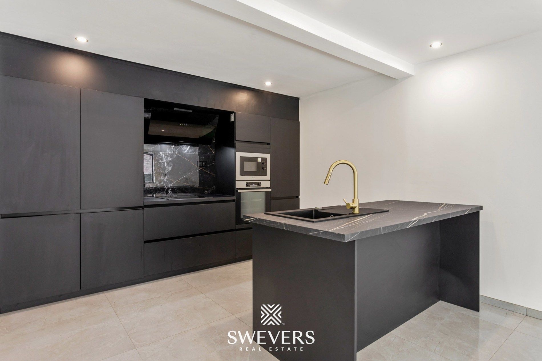 Volledig gerenoveerde gezinswoning met garage en tuin te Genk foto 9