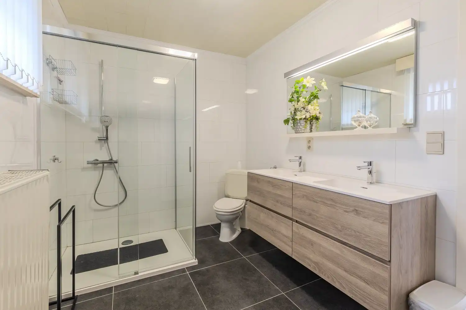 Instapklare woning met drie slaapkamers, ruime tuin en twee garageboxen in hartje Rekem! foto 38