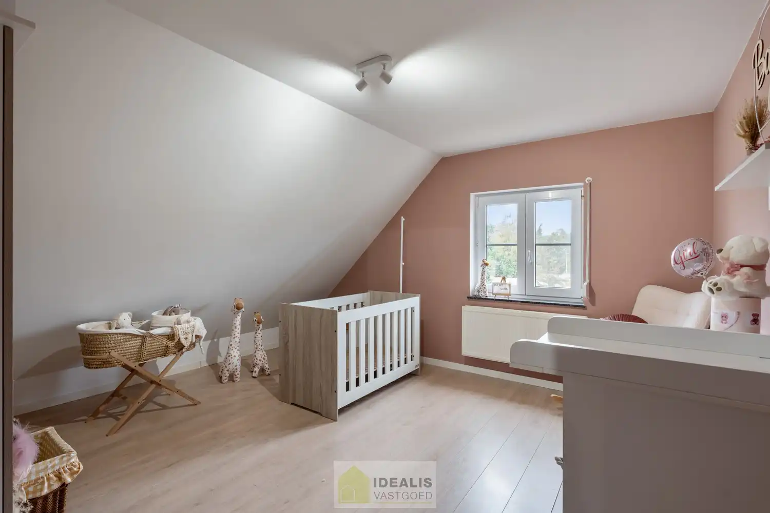 IDEALIS VASTGOED – ZEER RUIME EENGEZINSWONING MET EEN KNAPPE LEEFRUIMTE MET AANSLUITEND OPEN MODERNE KEUKEN, MOMENTEEL 3 SLAAPKAMERS MAAR MOGELIJKHEID TOT 4 SLAAPKAMERS, 2 BADKAMERS, ONDERKELDERD EN VOLLEDIG AANGELEGD MET EEN KNAPPE TUIN EN HEERLIJK OVERDEKT TERRAS OP EEN PERCEEL VAN 5A 63CA! Deze ruime gezinswoning omvat +- 215m² netto bewoonbare oppervlakte met een aangename woonkamer bestaande uit zit-en eetgedeelte, een open moderne keuken, 3 slaapkamers maar mogelijkheid tot 4 slaapkamers en 2 badkamers. Een unieke kans voor kandidaten op zoek naar een ééngezinswoning voorzien van alle faciliteiten en comfort op een fijne locatie in een residentiële wijk tussen de centra van Oudsbergen, Bocholt, Bree en Peer! De huidige eigenaars hebben de woning in 2023 grondig gerenoveerd en o.a. voorzien van vloerverwarming, een warmtepompboiler en 2 lucht-luchtsystemen om te koelen en warmen!! foto 26