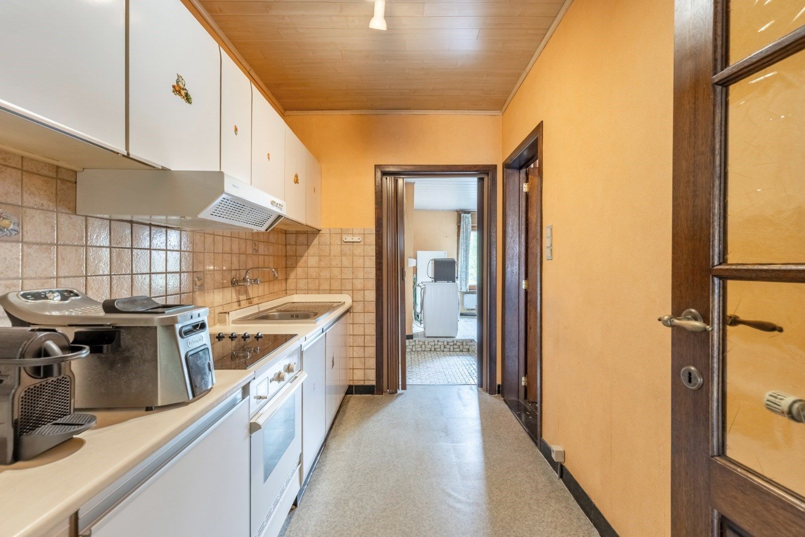 Ruime woning met 4 slaapkamers, garage en diepe tuin met inrit foto 8