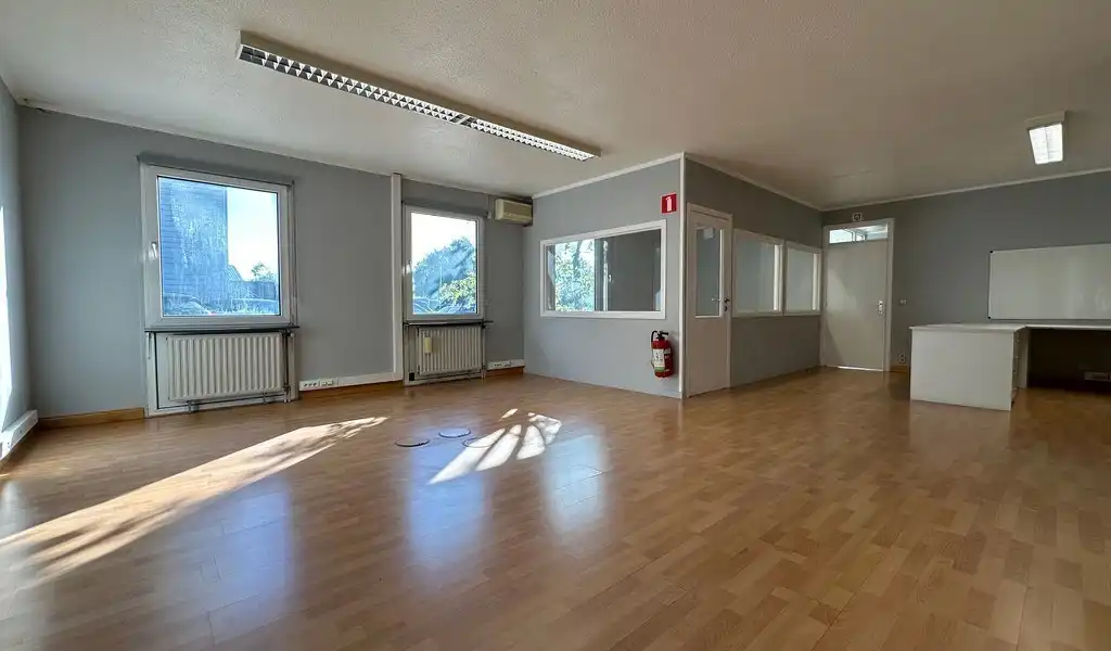 Alleenstaand kantoor te huur langs R4 te Wondelgem foto 2