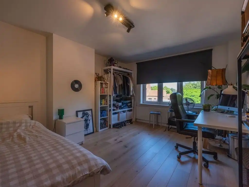Charmante woning in gesloten bebouwing met ruim terras, tuin en bijhorende carport, volledig onderkelderd met inpandige garage, in het centrum foto 22