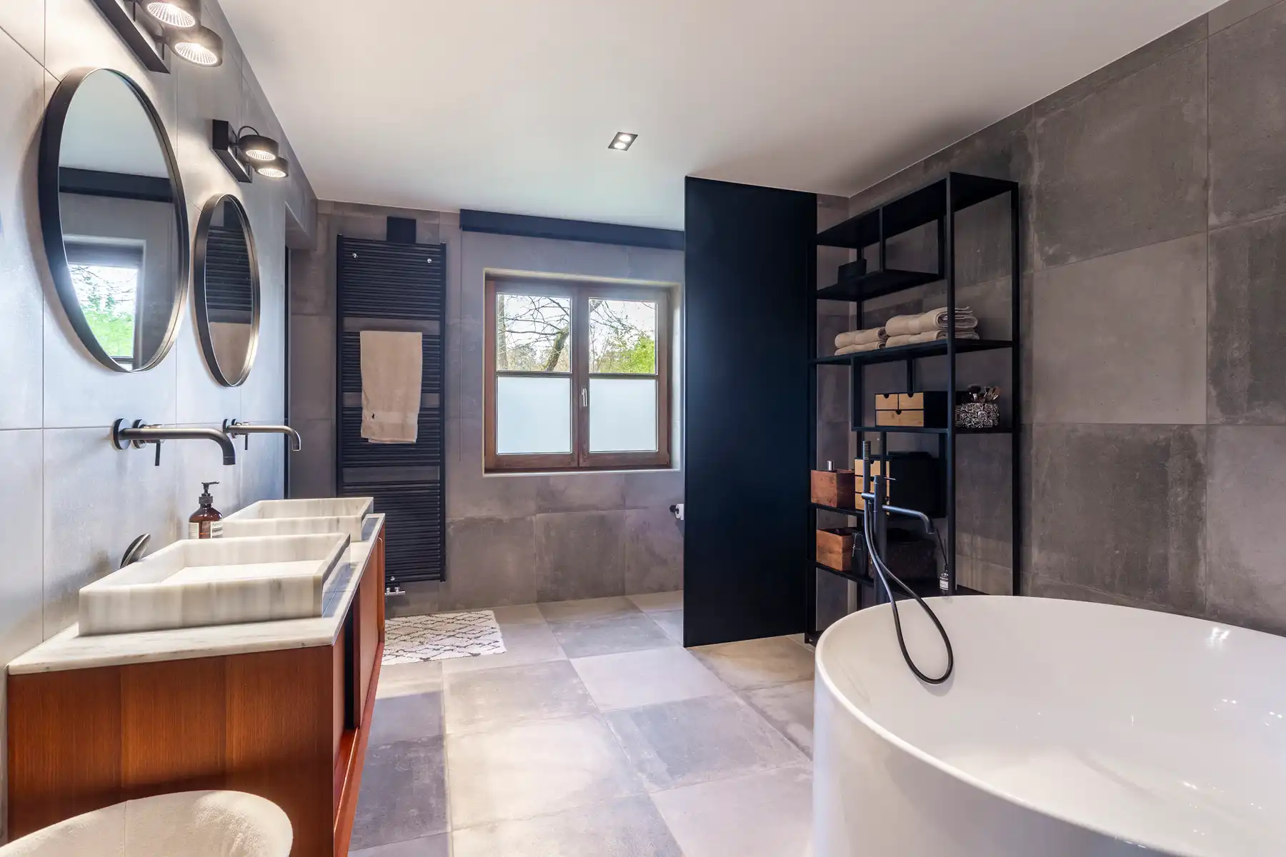 Instapklare villa met zwembad door groen omgeven foto 16