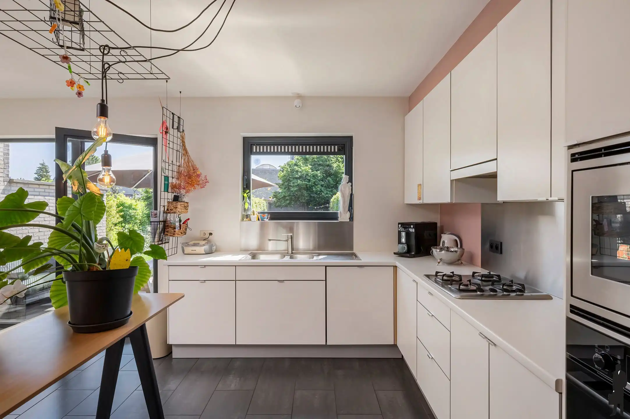 Fijne gezinswoning met 5 slaapkamers en een heerlijke tuin, in het centrum. foto 9