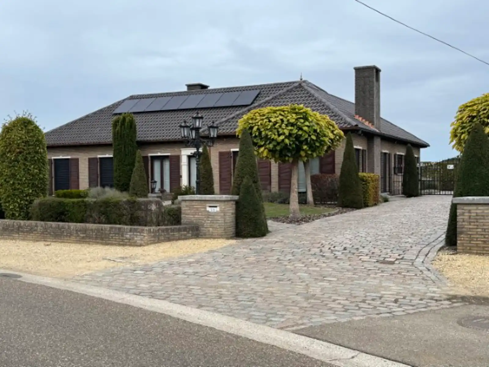 Ruime rustig gelegen villa foto {{pictureIndex}}