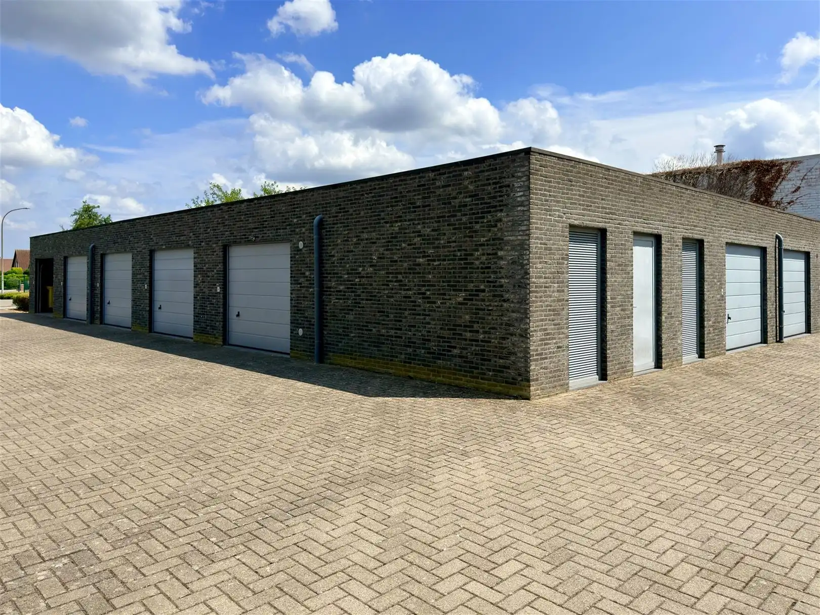 Goed gelegen garage met sectionaalpoort! foto 8