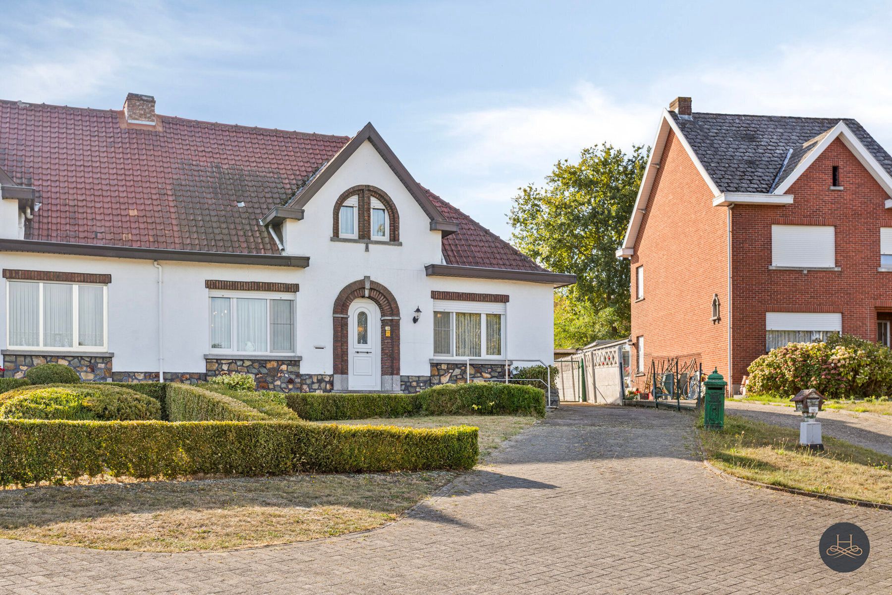 Karaktervolle en ruime halfopen woning met leuke tuin foto 2