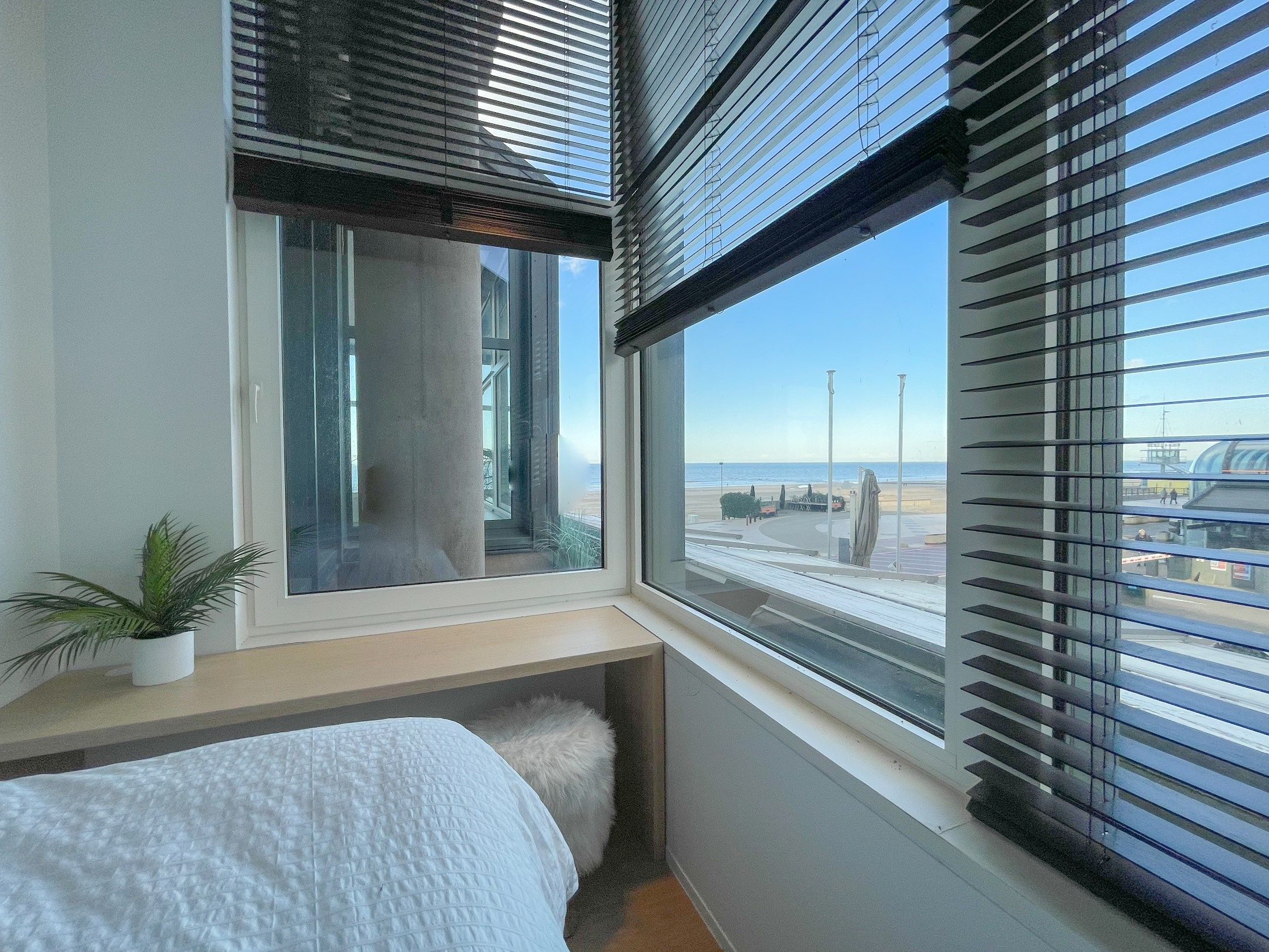 Uitzonderlijk, luxueus afgewerkt hoekappartement met frontaal zeezicht. foto 29