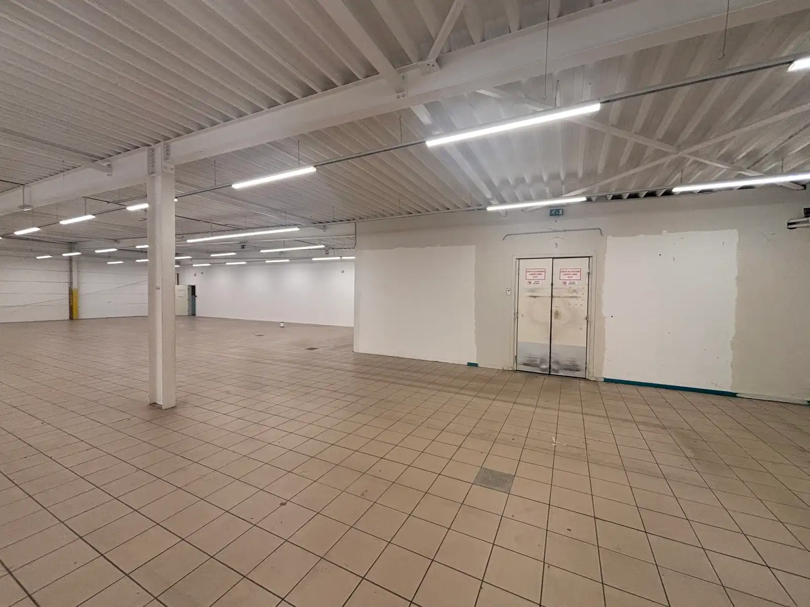 Baanwinkel te huur in Philippeville, toplocatie retailpark foto 5