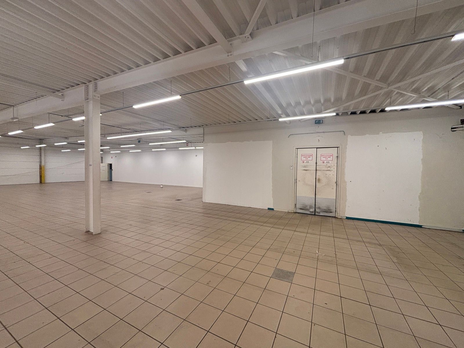 Baanwinkel te huur in Philippeville, toplocatie retailpark foto 5