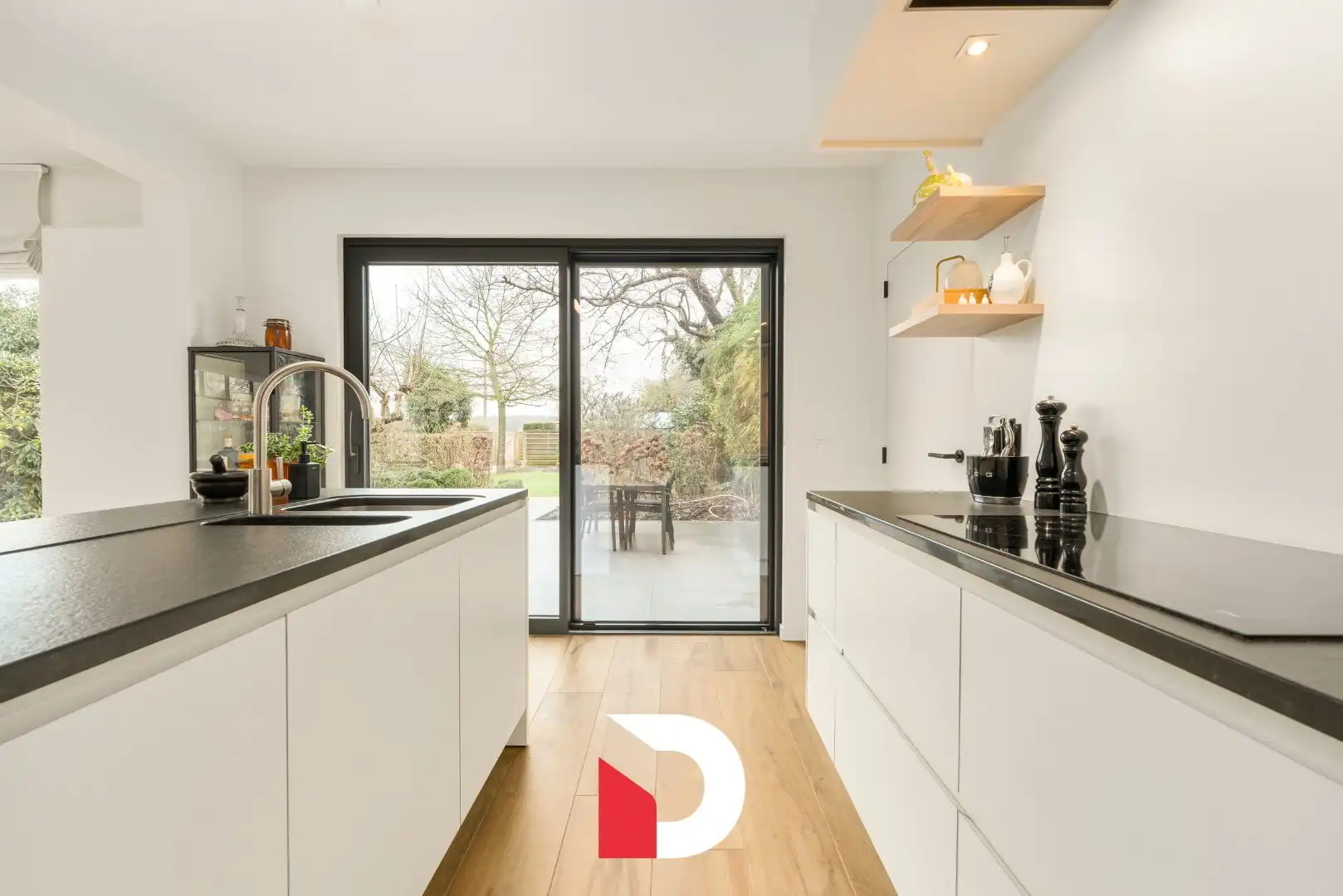 Ruime en volledig instapklare halfopen woning met praktijk op 960 m² grond foto 12