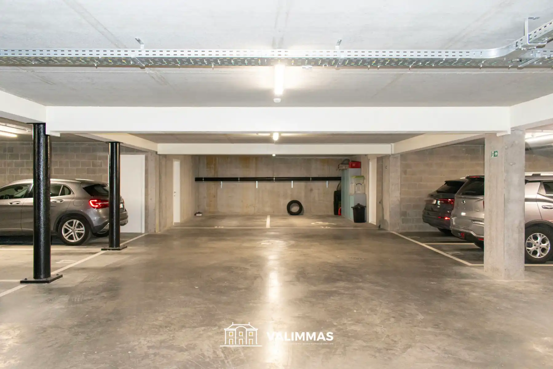 Commercieel gelijkvloers met grote kelder en 4 parkings... foto 8