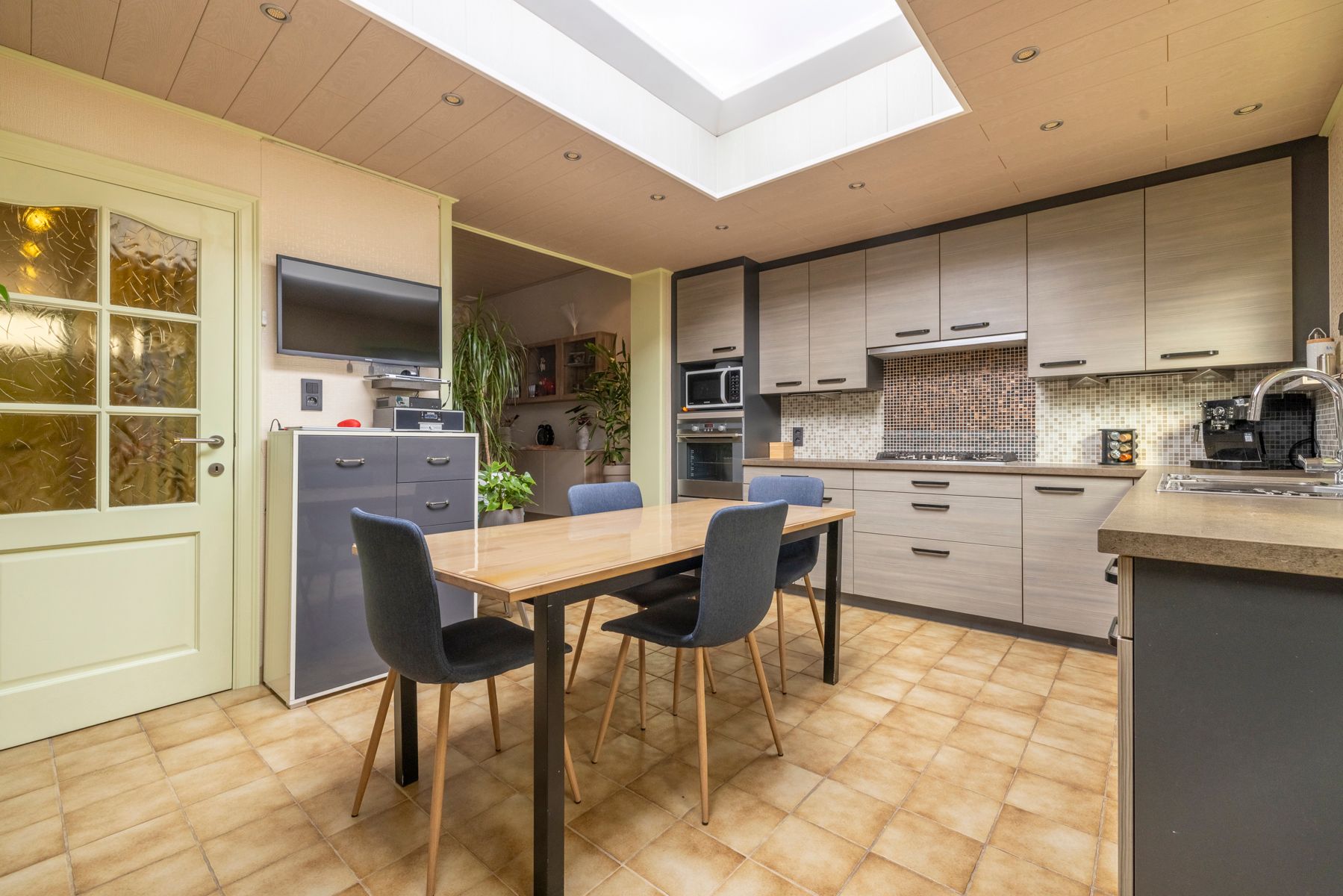 Ruime woning met 5 slpk, garage en zongerichte tuin te koop! foto 8