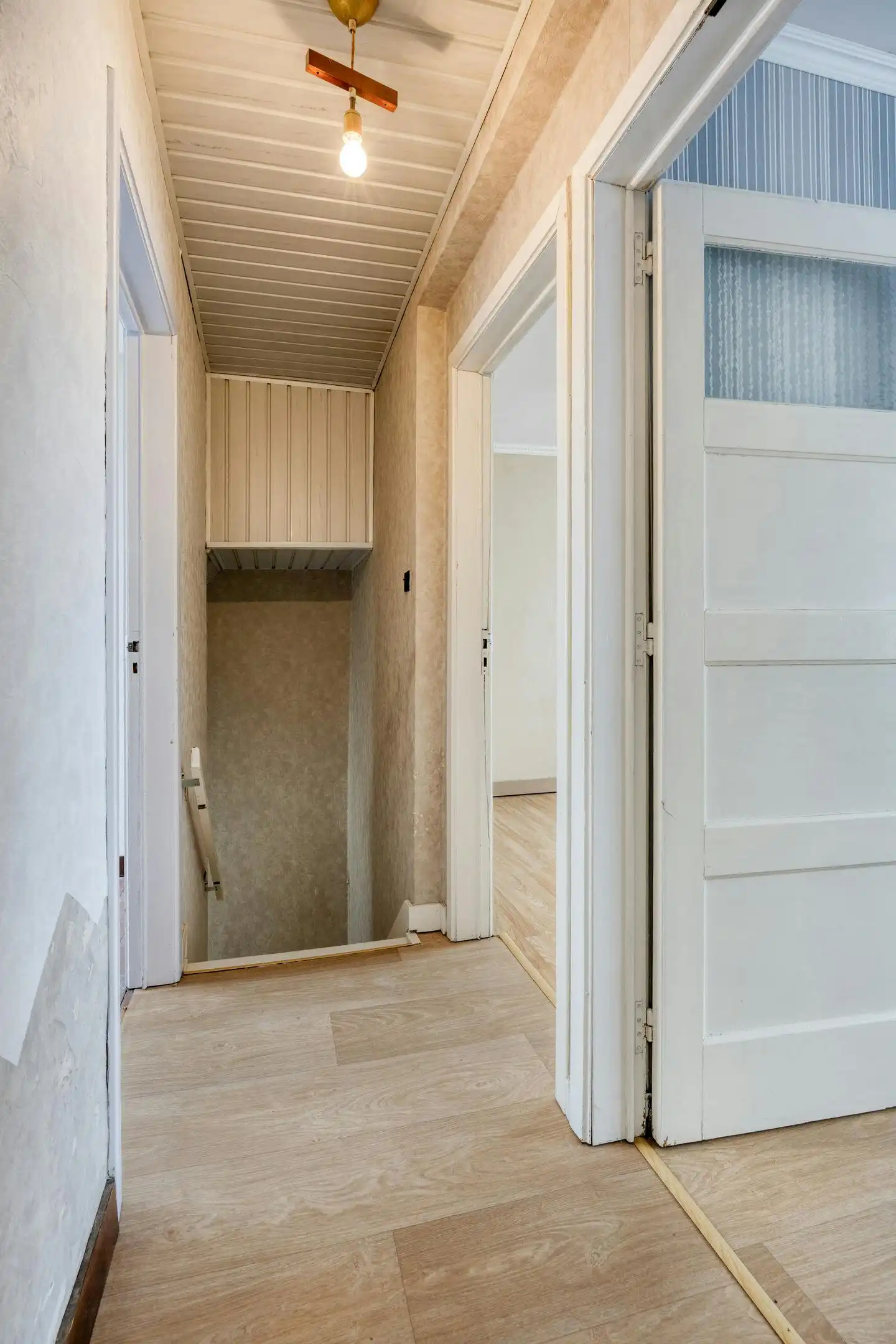 Te renoveren woning met zonnige tuin in Genk foto 10