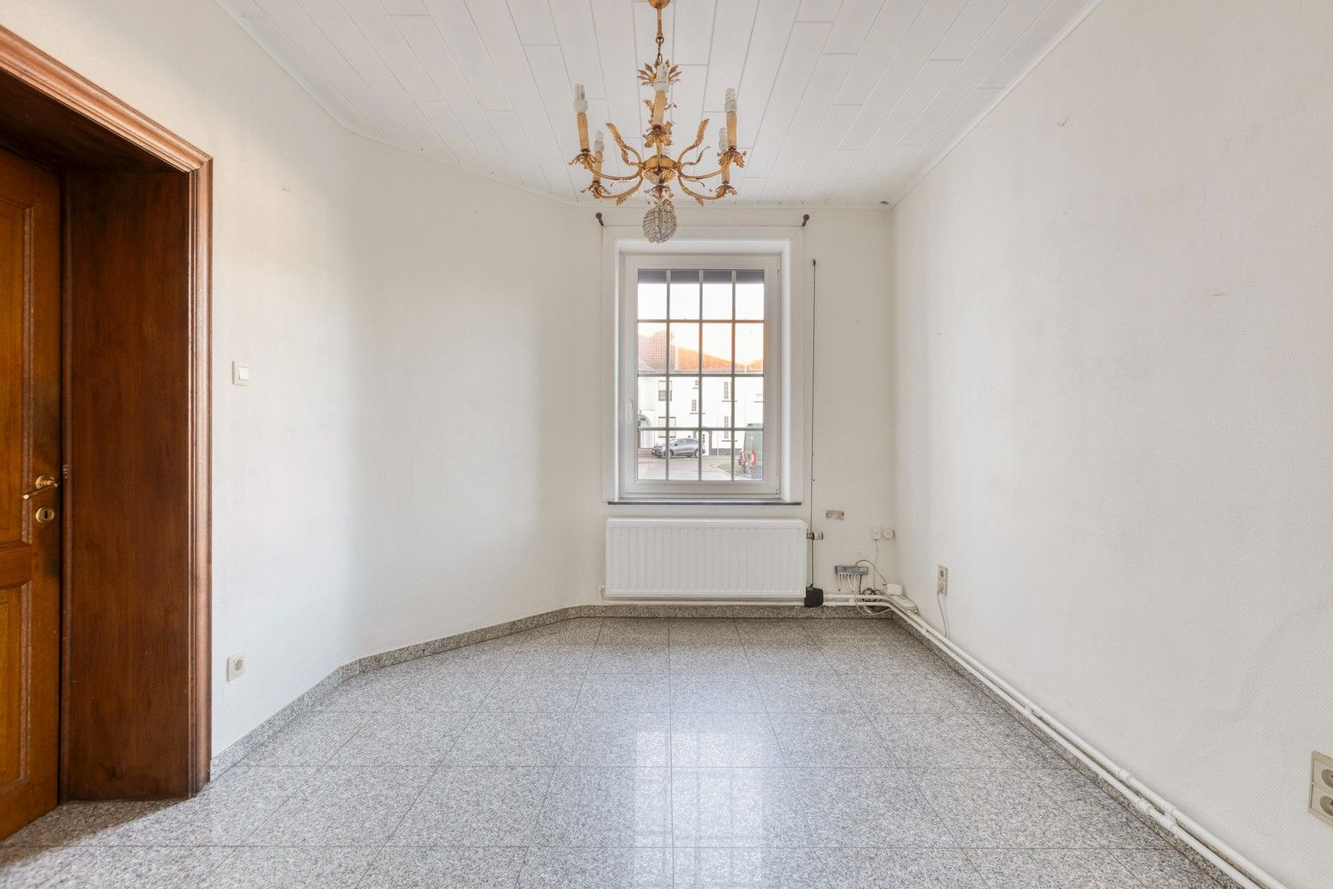 Te renoveren rijwoning met veel potentieel in hartje Genk foto 5