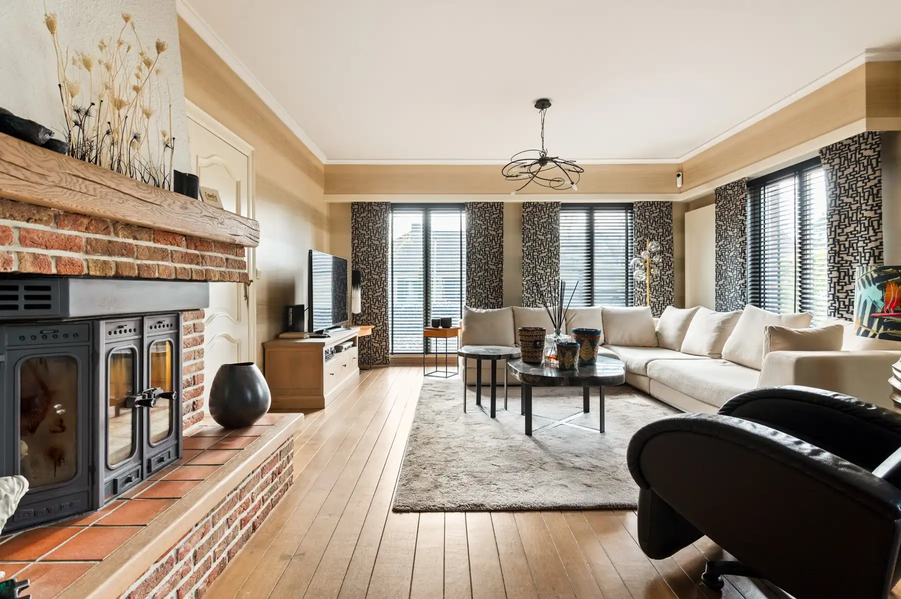 Uitstekend gelegen woning met dubbele garage foto 10