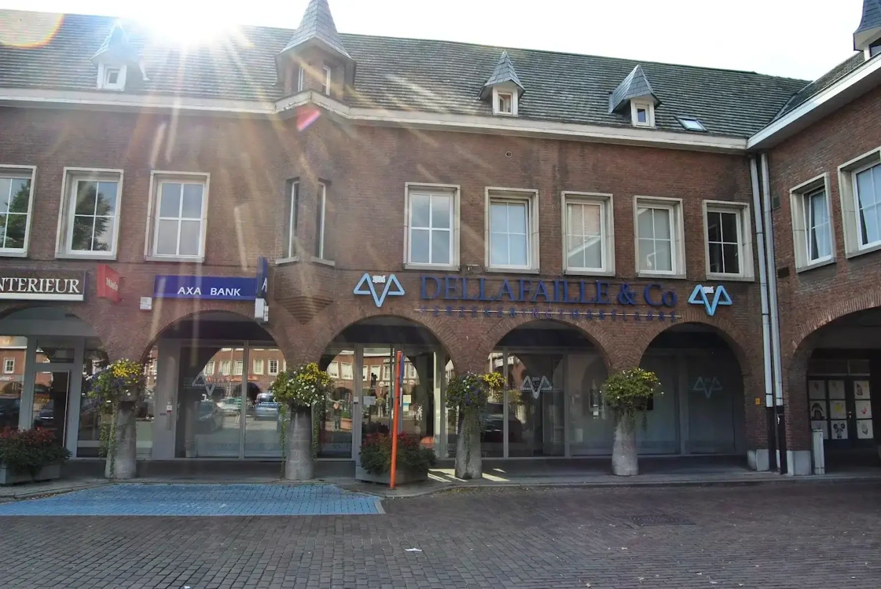 Zichtlocatie aan het Marktplein van Schoten foto {{pictureIndex}}