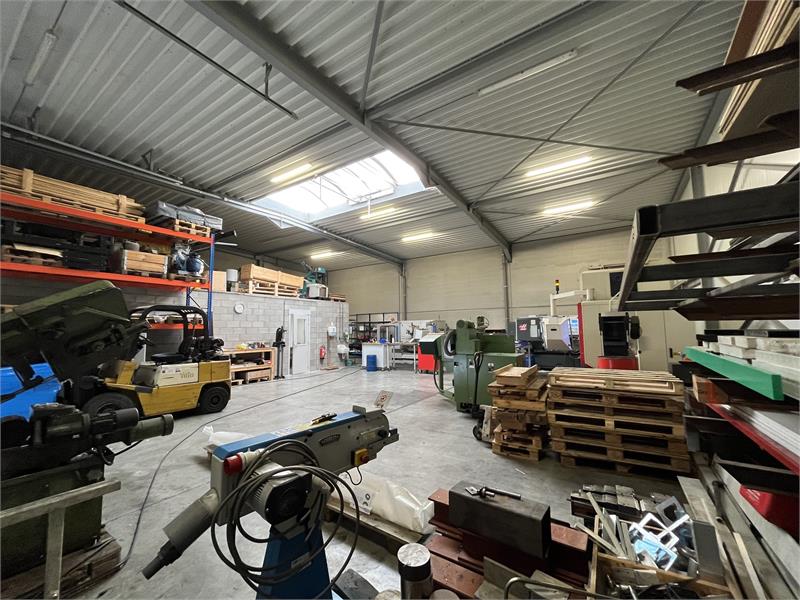 Centraal gelegen magazijn met kantoorruimte te huur in Tessenderlo foto 3