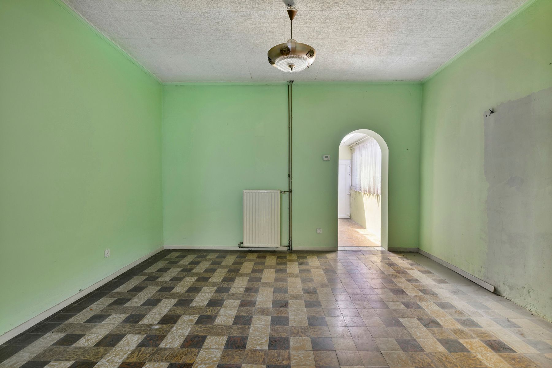 Te renoveren woning met ruime tuin. foto 4