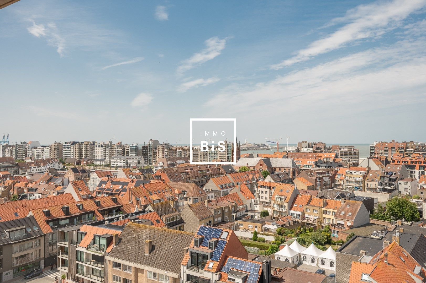 HOOST is een iconische toren met een expressief gevelontwerp op enkele honderden meters van de zee foto 10