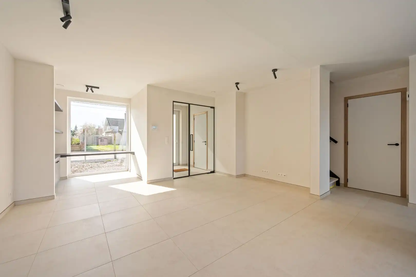 Kwalitatief afgewerkte lichtrijke en ruime nieuwbouw woning met grote tuin en 3 volwaardige slaapkamers en grote zolderruimte. foto 9