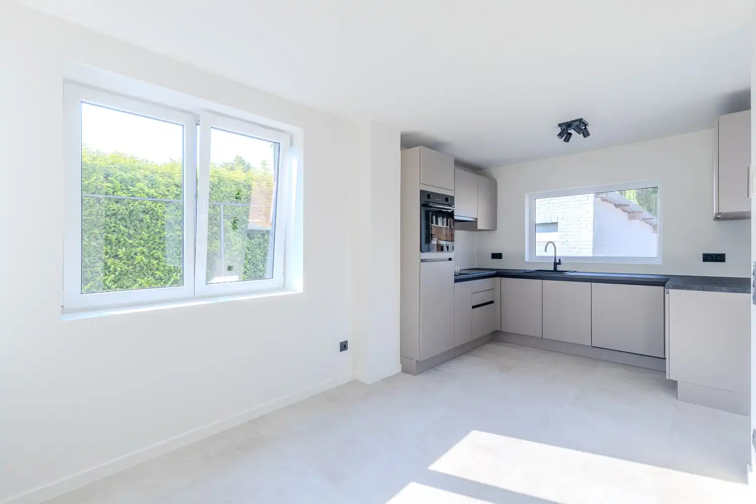 Volledig gerenoveerde huurwoning met drie slaapkamers en ruime tuin op toplocatie in Rekem foto 15