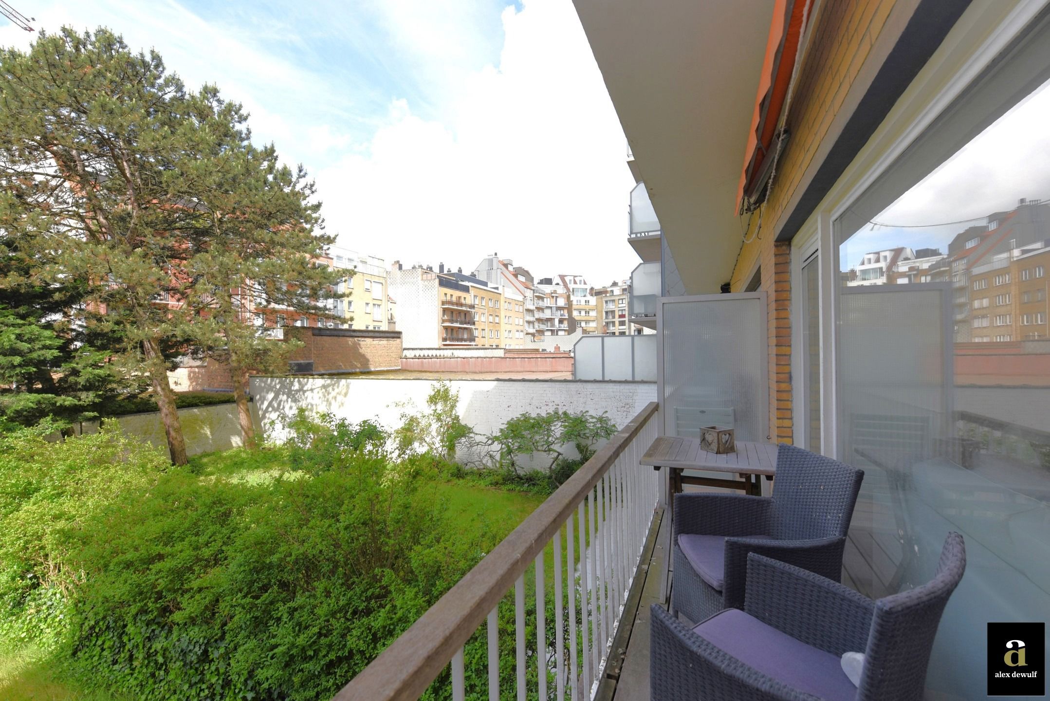 Moderne gemeubelde studio met terras vlakbij het strand foto 8