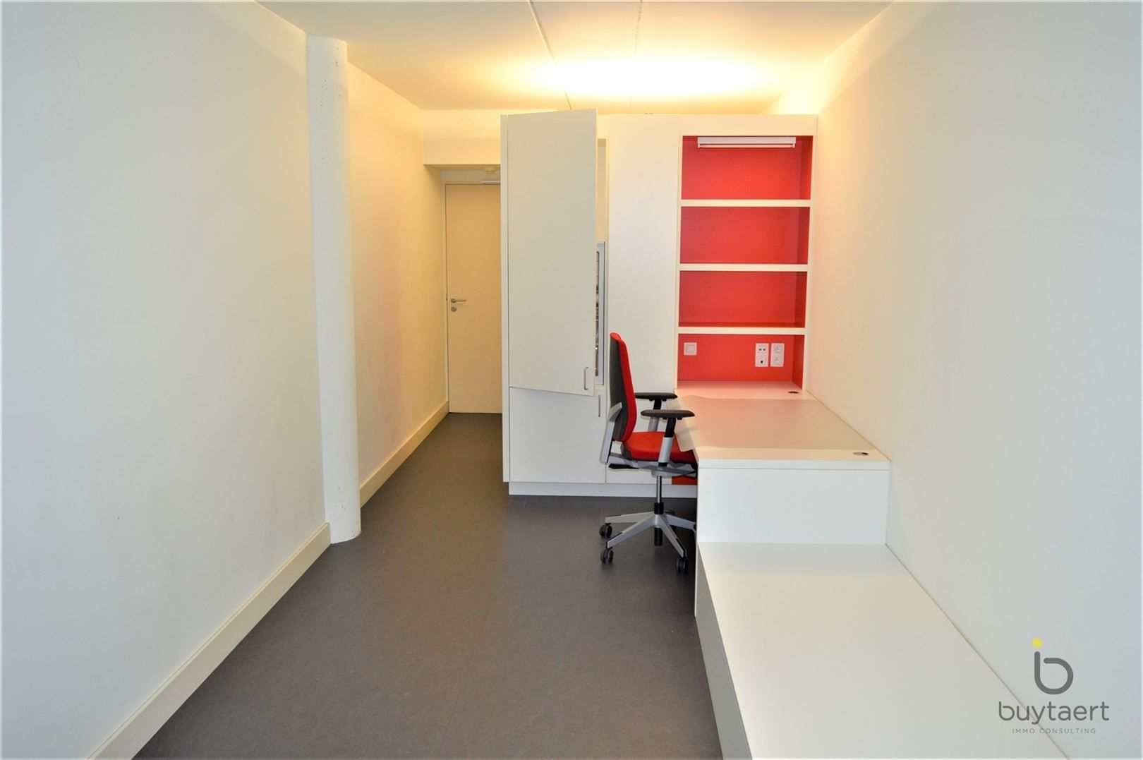 Gelijkvloers gemeubeld KOT te koop nabij de Universiteiten te Antwerpen! foto {{pictureIndex}}