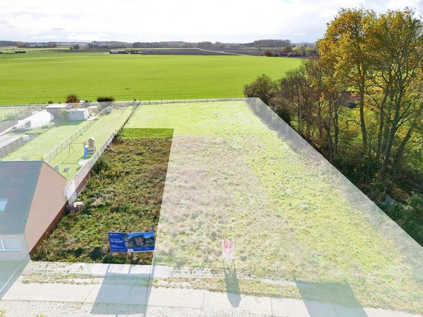 Mooi en zuidgericht stuk bouwgrond (558m²) voor halfopen bebouwing foto {{pictureIndex}}