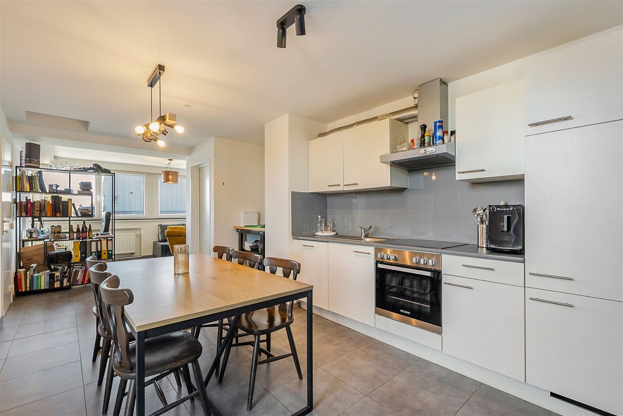 PERFECT ONDERHOUDEN APPARTEMENT MET 1 SLAAPKAMER OP CENTRALE LIGGING IN KOERSEL CENTRUM foto {{pictureIndex}}