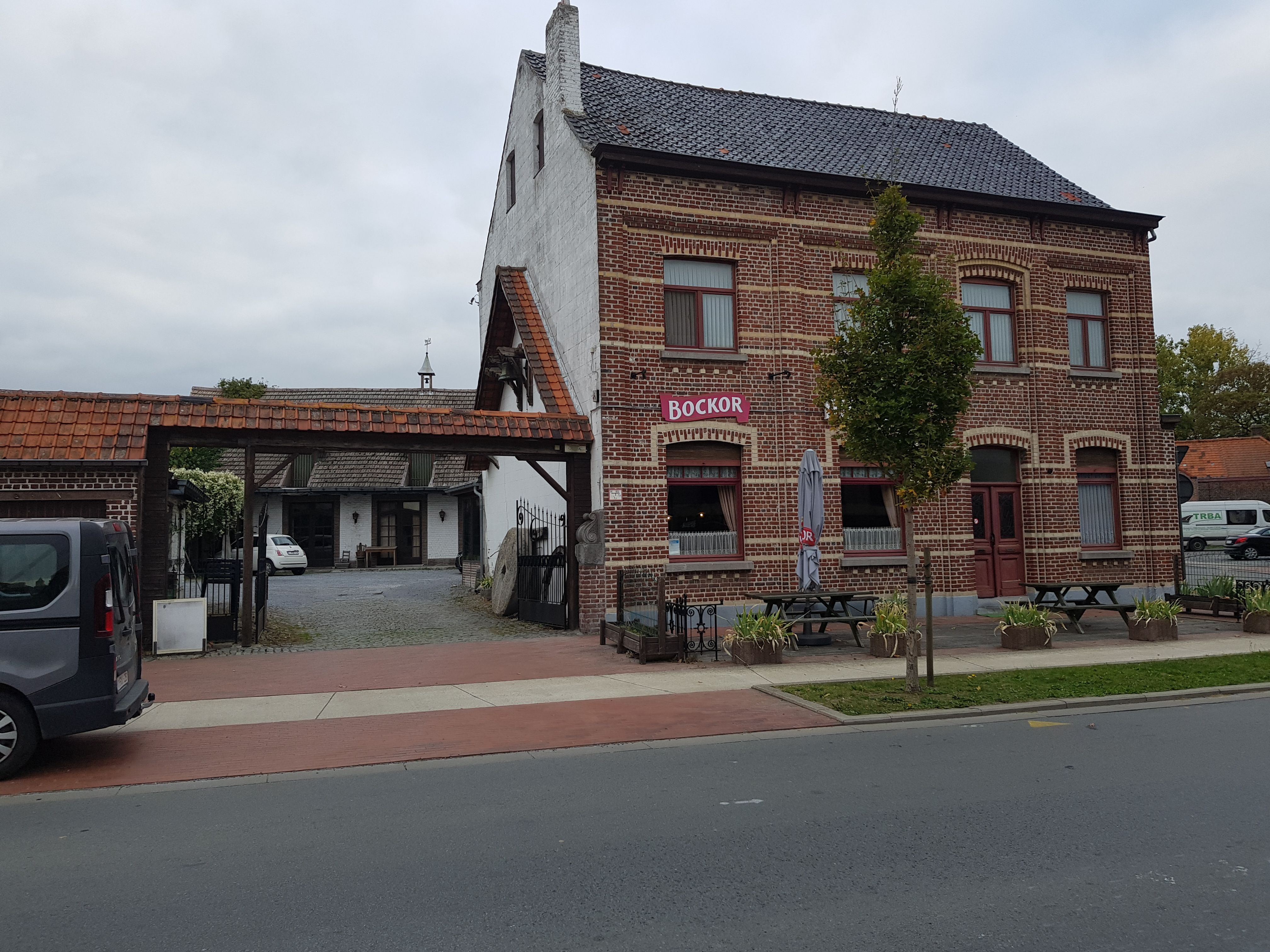 Voormalig café met feestzaal te koop voor nieuwe ontwikkeling en/of renovatie foto 2