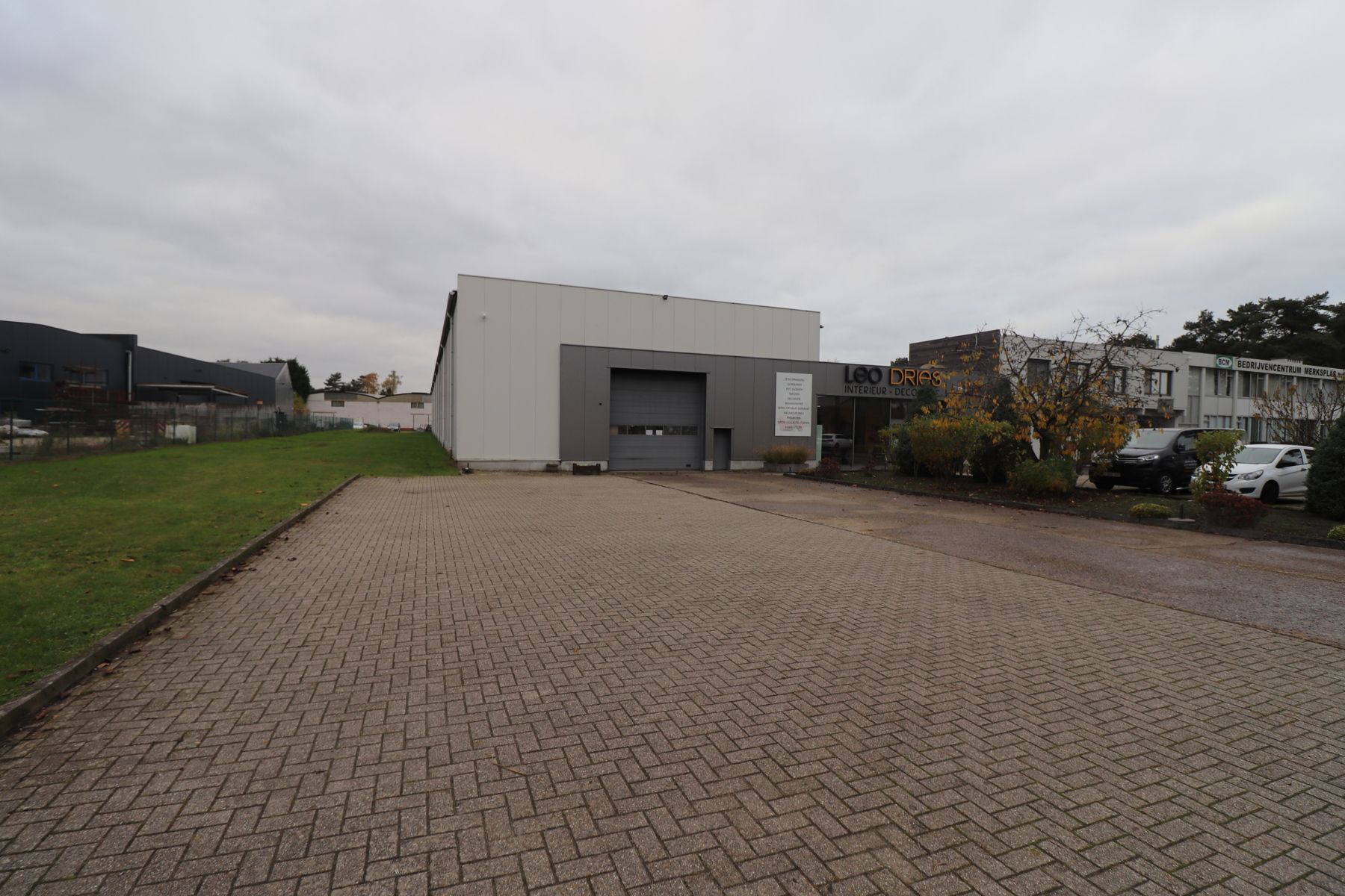 Een opslaghal/bedrijfsgebouw van 1.410m² gelegen in "Bedrijvencentrum Merksplas". foto {{pictureIndex}}