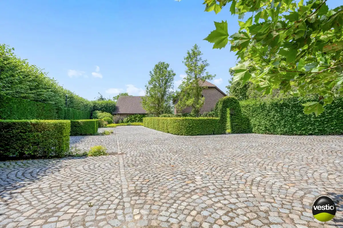 EXCLUSIEVE HOEVE MET MEERDERE WOONGEDEELTES, ATELIER, STALLING en AANPALENDE WEIDE OP CA. 1,6 HECTARE NABIJ DOMEIN NIEUWENHOVEN. foto 10