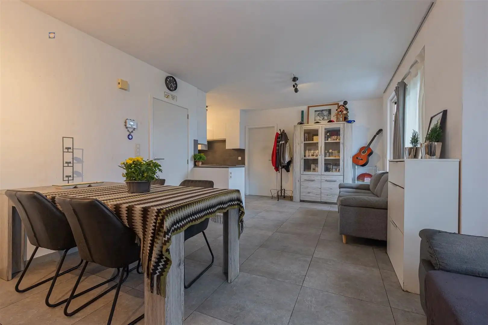 Ruim 3-slpk appartement met 2 autostaanplaatsen foto 4