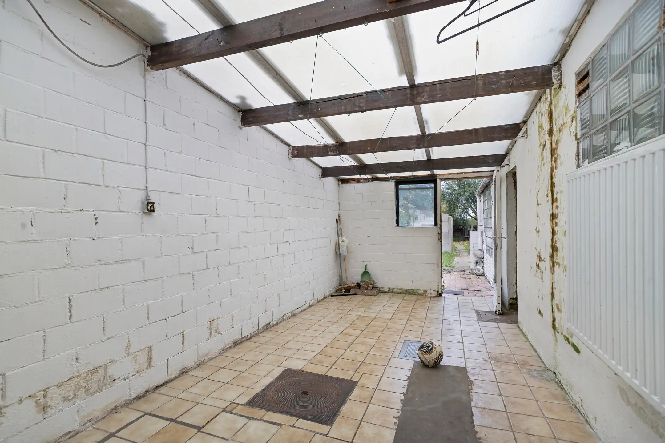 Ruime rijwoning met 4 slaapkamers en renovatiepotentieel foto 14
