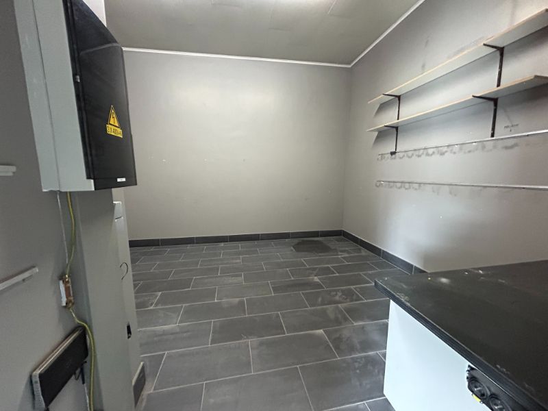 Goed gelegen magazijn met buitenopslag, overdekte opslagruimte en kantoor foto 12