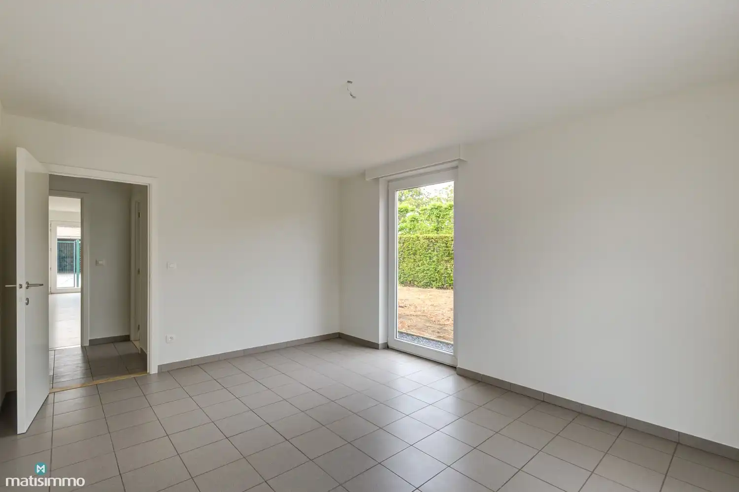 INSTAPKLAAR GELIJKVLOERS APPARTEMENT MET 2 SLAAPKAMERS, BERGING EN AUTOSTAANPLAATS NABIJ HET CENTRUM VAN BILZEN foto 11