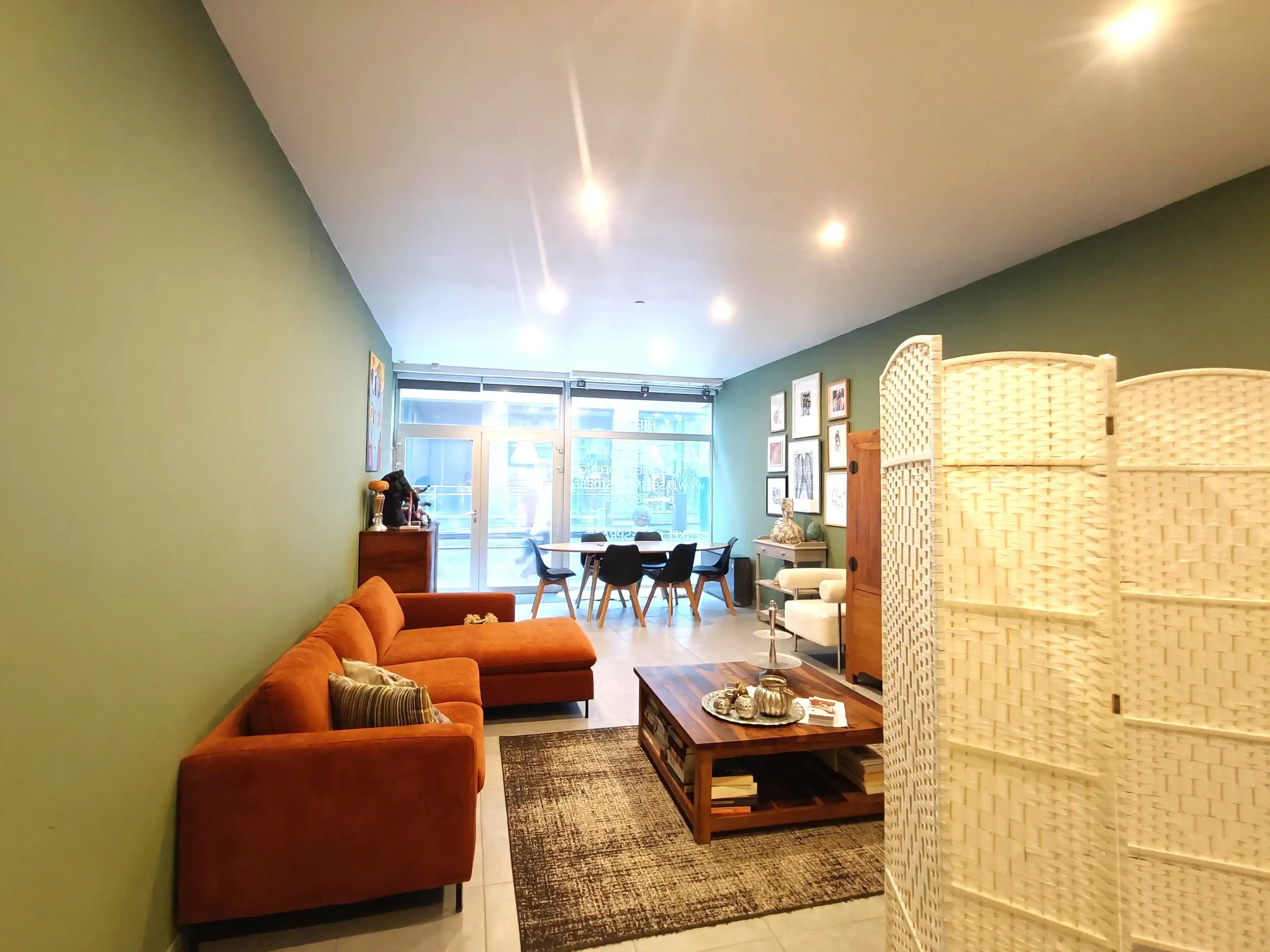 Ruim appartement met HANDELSGELIJKVLOERS met KELDER in hartje Oostende ! foto 9