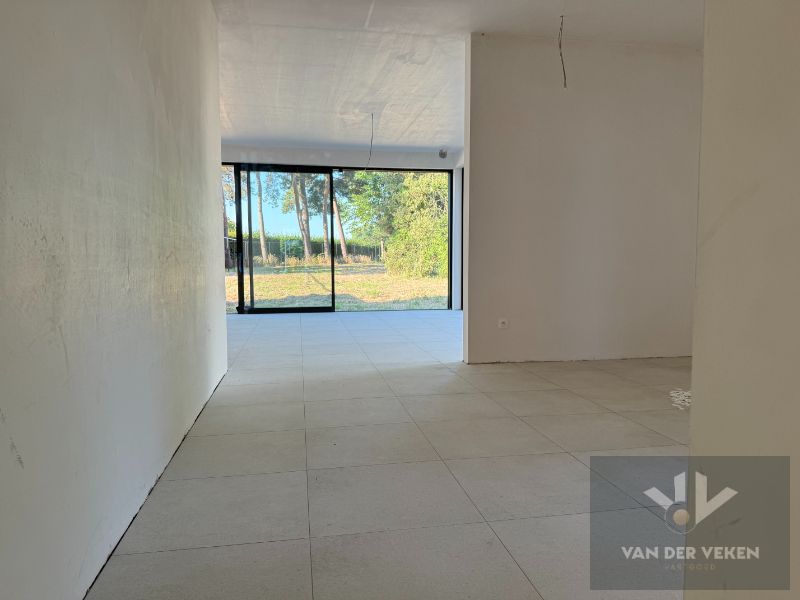 Ruime half open BEN-woning met 4 slaapkamers te bewonderen in het gezellige Kermt. foto {{pictureIndex}}