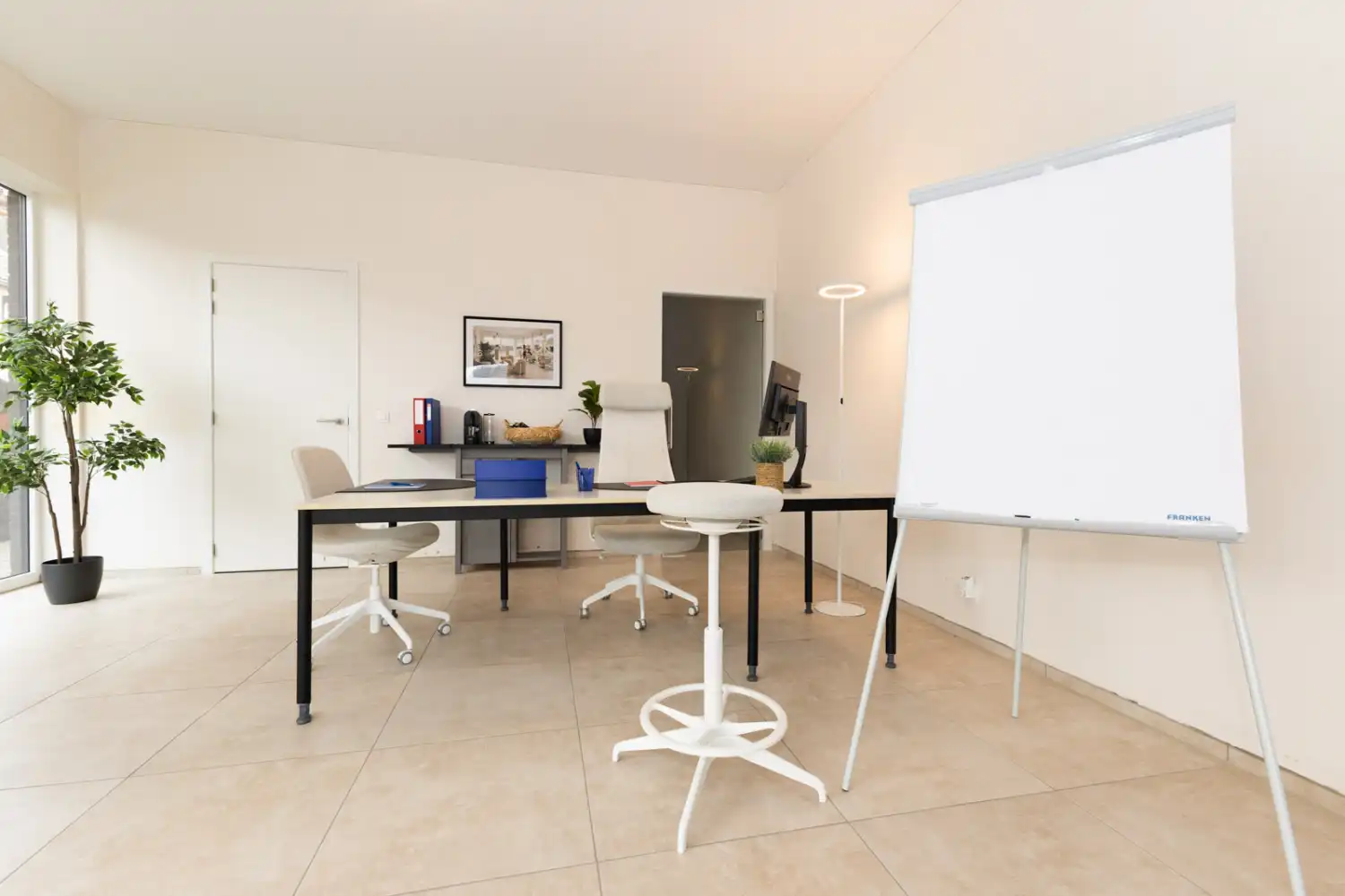 Instapklaar handelspand met vitrine op hoeklocatie – ideaal voor praktijk, kantoor, winkelruimte of investering (55 m²) foto 6