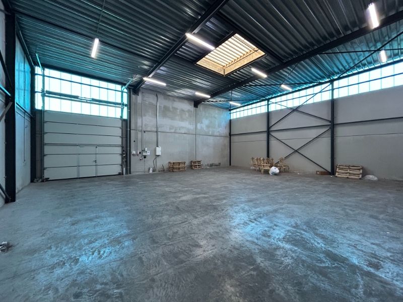 Recente loods van 244m² met privé parkeerplaats foto 2